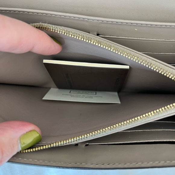 Louis Vuitton Sarah Wallet - Picture 9 of 12